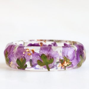 Nature Resin Ring with Pressed Light Purple Flowers and Gold Flakes - Purple Green Ring Band - Faceted Ring