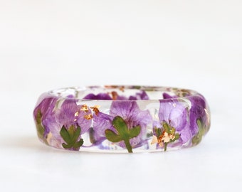 Nature Resin Ring with Pressed Light Purple Flowers and Gold Flakes - Purple Green Ring Band - Faceted Ring