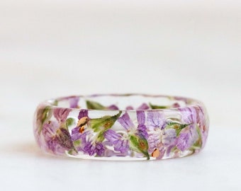 Nature Resin Ring with Pressed Purple Flowers and Gold Flakes, Purple Green Ring Band, Faceted Ring, Birthday Gift, Summer Accessories