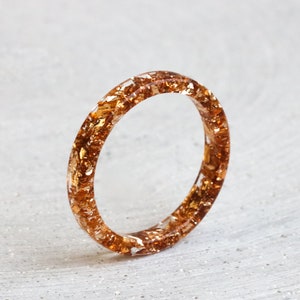 Anillo de resina inspirado en la naturaleza con escamas de oro, anillo fino, banda de anillo transparente, regalo del Día de la Madre, banda apilable