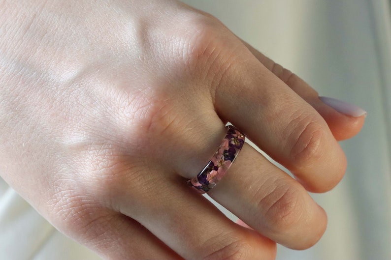 Harz Ring mit echten Alyssum Blumen und Gold / Silber / Kupfer Flocken im Inneren, Natur inspirierter handgemachter Schmuck, Geschenk zum Valentinstag Bild 3