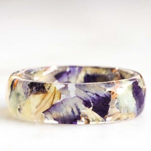 Pressed Flower Resin Ring – Handmade Botanical Jewelry Gift
