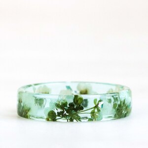 Mint Resin Ring with Dried White Flowers, Nature Inspired Jewelry, Floral Accessory, Nature Lover Gift, Valentine's Day Gift image 3