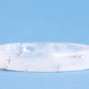 Bague en résine blanche - Bague fine blanche avec flocons d&#39;or/argent/cuivre - Cadeau d&#39;anniversaire