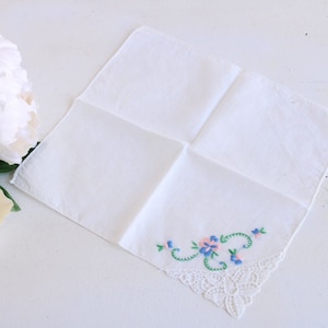 Vintage 1940s 1950s Handkerchief, White Lace And Floral Embroidered Corner Hankie or Pocket Square