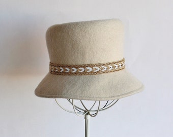 Chapeau vintage des années 1960 avec épingle à chapeau, Bob par Valerie Modes via Henry Pollack