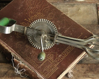 Batidora de mano vintage de los años 30, batidora manual de alta velocidad A&J con mango de madera verde, decoración de cocina retro.