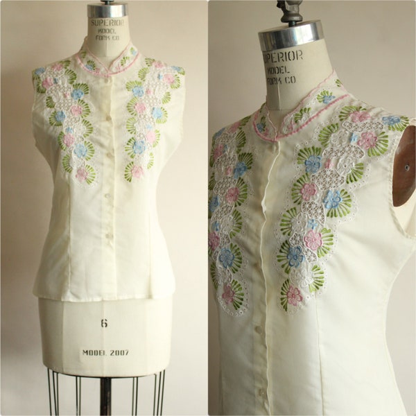 Vintage 1960s Blouse, Ivory Cotton with Floral Embroidery. Nehru Collar