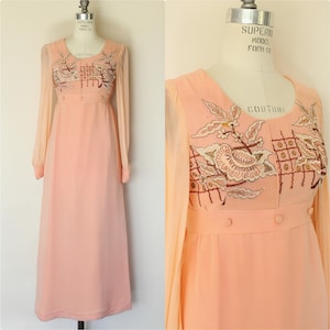 Robe vintage des années 1960, robe longue pêche avec broderie d&#39;inspiration asiatique, manches en mousseline de soie transparente