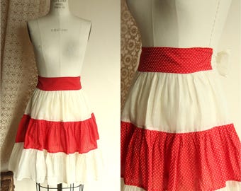 1950年代のヴィンテージハーフエプロン、赤と白の縁取りの白いコットンオーガンジー