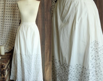 Falda vintage antigua de la década de 1890, de algodón victoriano gris y blanco con estampado floral, bajo con volantes y botones en la parte trasera.