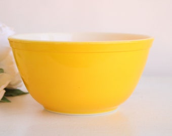 Vintage 1960s 1970s Pyrex #402 Yellow Daisy Mixing Bowl, 1.5 Quart, Retro Kitchen, Collectible Glass Ware