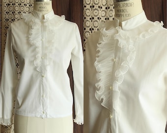 Blusa vintage de los años 60, top blanco con volantes y cuello Nehru, estilo neoeduardiano.