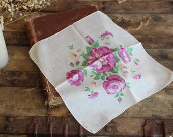 Lenço de algodão vintage dos anos 1950 com estampa floral de rosas rosa e roxas.