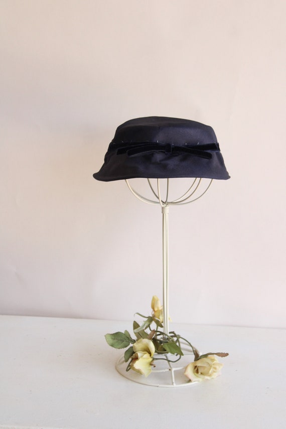 Vintage 1940s 1950's Hat, Navy Blue Silk and Velve