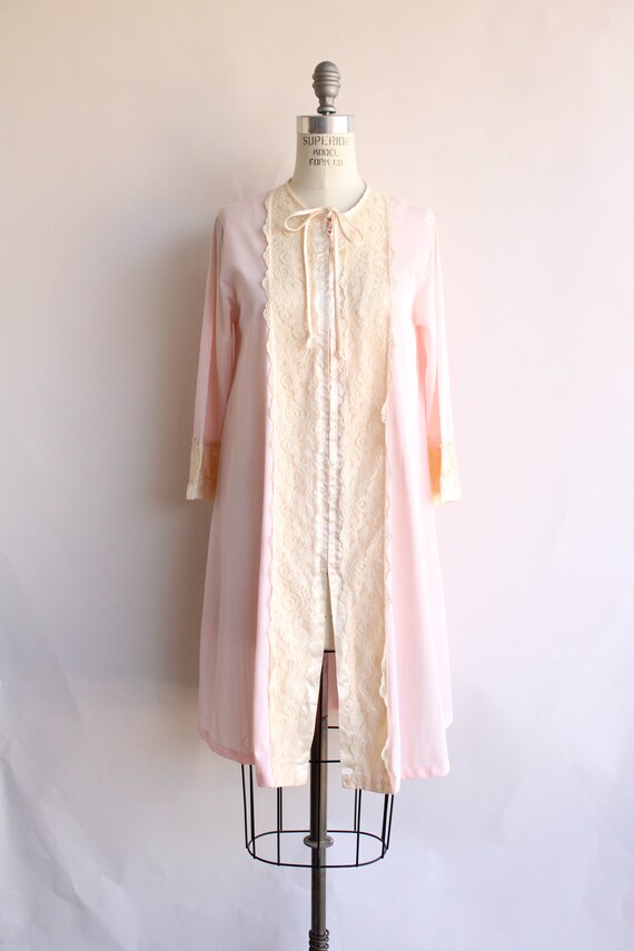 Vintage 1970s Peignoir, Gilead Pink And Lace Nylo… - image 2