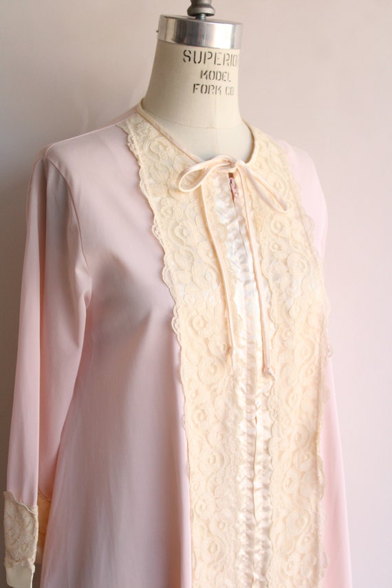 Vintage 1970s Peignoir, Gilead Pink And Lace Nylo… - image 5