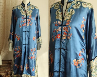 1920年代のヴィンテージ中国ジャケット、アンティークローブ、青いシルクに牡丹の花、パゴダ、蝶、鶴の刺繍