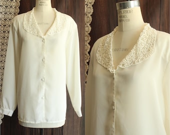 ヴィンテージ 1980年代 1990年代 ブラウス、Volup Impressions ホワイト ボタンダウン シャツ レースの襟と肩パッド付き、Grandma Core