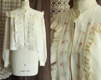 Chaqueta de cama vintage de los años 40, bata corta de rayón blanco invernal con bordados azules y rosas, lencería estilo pin-up.