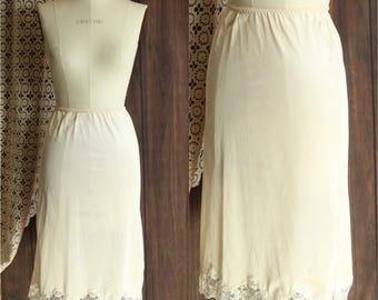 Vintage halve slip uit de jaren 80, bestform ivoor nylon met kanten rand, maat Small