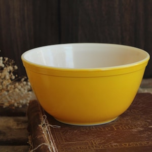 Vintage 1960s 1970s Pyrex #402 Yellow Daisy Mixing Bowl, 1.5 Quart, Retro Kitchen, Collectible Glass Ware