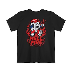 Pode incluir: Camiseta preta com um personagem de desenho animado de pneu com um design diabólico. O pneu usa um chapéu vermelho e segura um tridente, cercado por chamas. O texto "HELL FIRE" é exibido acima e abaixo do personagem.