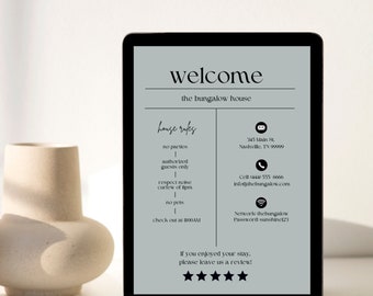Könnte beinhalten: Ein Willkommenszeichen für ein Bungalowhaus mit Hausregeln, Kontaktinformationen und einem WLAN-Passwort. Das Schild befindet sich auf einem Tablet mit grauem Hintergrund und schwarzem Text.