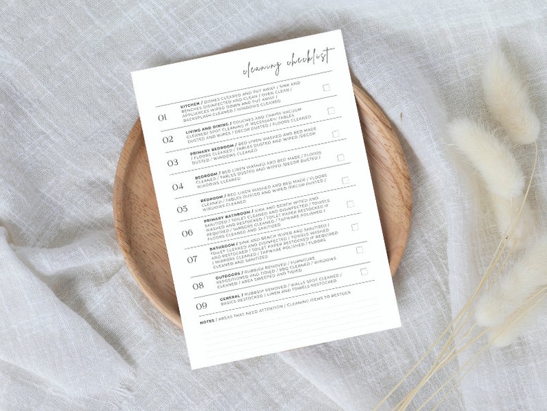 K&ouml;nnte beinhalten: Eine druckbare Reinigungscheckliste mit wei&szlig;em Hintergrund und schwarzem Text. Die Checkliste enth&auml;lt eine Liste von R&auml;umen und Aufgaben, die zu erledigen sind, wie z. B. K&uuml;che, Wohnzimmer, Schlafzimmer, Badezimmer und Au&szlig;enbereiche. Jede Aufgabe hat ein Kontrollk&auml;stchen daneben.