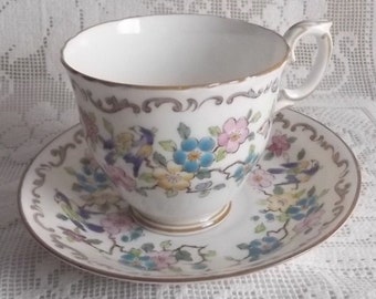 Wunderschönes Crown Staffordshire Tee-Duo mit Vögeln, Blumen, Schmetterlingen – handbemalt – Blumen-Tee-Duo – Vintage-Teetasse und Untertasse – fein