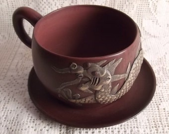 Wunderschöne chinesische Drachen Teetasse - rotes Steingut mit skulpturalem weißem Steingut Design - Vintage Teetasse
