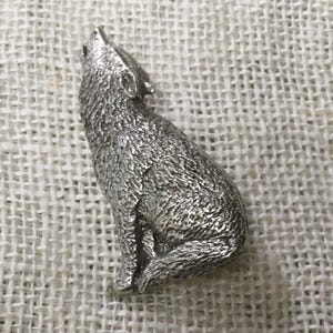 NOS wolf pin, detailed cast pewter, animal, gift for dad, father day, groomsmen, wolf brooch, lapel pin, wolf clan