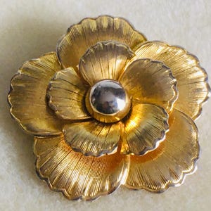 Pinza para bufanda con flores doradas vintage: centro plateado, Lieba USA