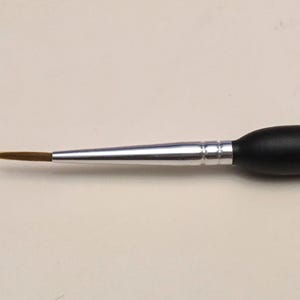 Fine quality size 0 soft hair (most likely squirrel hair)  brush, artist quality round detail brush, comfort grip handle