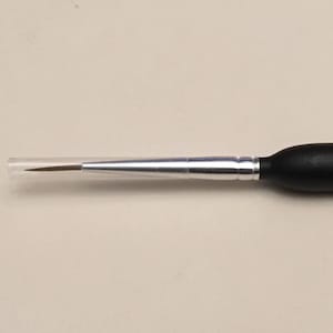 Fine quality size 00 soft hair (most likely squirrel hair)  brush, artist quality, very small natural hair paint brush