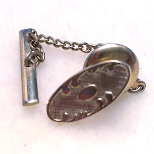 Retro Krawattennadel mit Monogramm, aus silberfarbenem Metall - Platz für die kleine Initiale - Bräutigam - ovale Trauzeugen - Vintage Mantique
