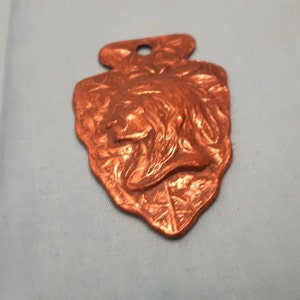 Copper handsculpted vintage arrowhead with Indigenous man&#39;s profile. Copper pendant is in very good condition, copper embossed pendant
