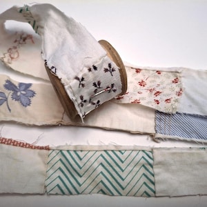 Un metro di nastro per trapunta su rocchetto di filo di legno antico - confezione regalo ecologica, abbellimento per scrapbooking, arredamento per la stanza da cucito, trapunta, riciclo creativo