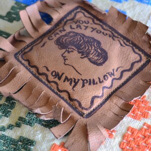 Rabatt - Vintage Leder Postkarte - Viktorianische Frisur - antike Modekarte - Lederkissen - seltene Postkarte - Patina der Handhabung