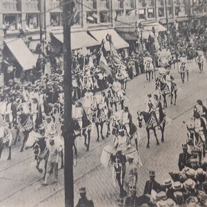 Sfilata del 1905 in Belgio - corteo pubblico - con persone in costume a cavallo - cartolina litografica in bianco e nero - cartolina postale antica - rara