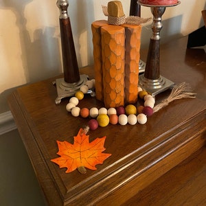 Herbst Perlen Girlande. Herbst Tier Tablett, Tablett, Holztablett, Perlengirlande, Bauernhaus Dekor, Herbst Dekor, Herbst Blatt Dekor, Blätter