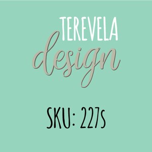 K&ouml;nnte beinhalten: Ein t&uuml;rkisfarbener Hintergrund mit dem Text "TEREVELA design" in wei&szlig;er und grauer Schrift. Der Text "SKU: 227S" befindet sich in schwarzer Schrift unter dem Design.