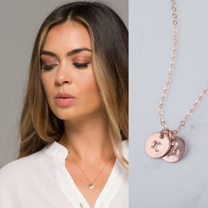 Personalizado dos collar inicial de oro, discos iniciales de punto pequeño, collar de etiqueta inicial todos los días, hermanas, mejor amigo