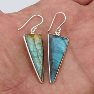 Pendientes largos de labradorita en forma de triángulo con bisel plateado, pendientes largos colgantes de labradorita en tono azul brillante, pendientes de cumpleaños de febrero, regalo para madre