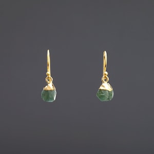 Petite boucle d'oreille émeraude brute avec capuchon plaqué or, boucle d'oreille courte en pierre brute pendante, boucle d'oreille robe verte