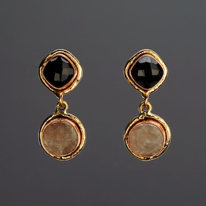 Pendiente de cuarzo rosa de dos niveles con poste superior de botón de ónix negro, pendientes de piedra natural mixta, regalo de cumpleaños, regalo de aniversario