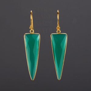 orecchini triangolari in onice verde, orecchino onice lungo, orecchini da pugnale in onice verde, orecchini in onice a goccia lunga, orecchino vestito verde, regalo madre