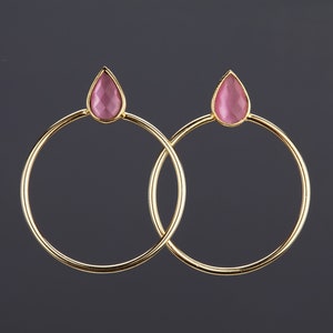 Grandi orecchini a cerchio color oro con palo superiore in calcedonio rosa, orecchino di calcedonio rosa waterdrop, grandi orecchini a cerchio d'oro,