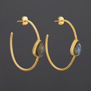 Grandi orecchini a cerchio aperto color oro con labradorite a goccia, su orecchino labradorite a goccia d'acqua, orecchino a cerchio grande con labradorite
