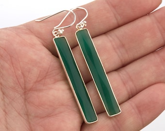 Orecchino lungo in onice verde, orecchino sottile in onice verde rettangolare, orecchino verde intenso, pendente lungo, regalo per San Patrizio, orecchini con abito verde